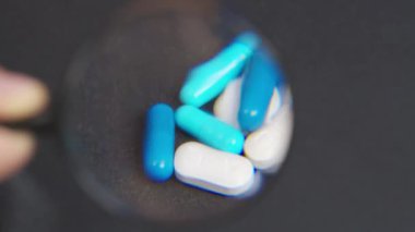 Büyüteç. Bir sürü hap, vitamin, ilaç..