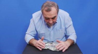 Bir adam kendisi için para toplar. İflas ve zenginlik kavramı, yozlaşma. Finans ve yatırım. Açgözlülük kavramı.