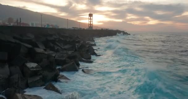 Flygfoto. Bryta vågor och kubikvågsbrytare i Puerto de la Cruz stad på Teneriffa, Kanarieöarna, Atlanten, Spanien. — Stockvideo