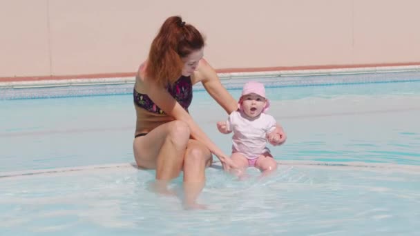 Niña feliz en la piscina con madre. — Vídeos de Stock