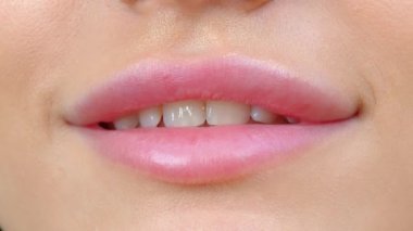 Tombul seksi dudakları olan şehvetli bir kadın. Çekici kadın dudakları ve ağız macrosu, çok yakın plan..