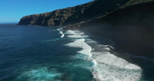 Flyr over havet. Kjempe bølger fråder og plasker i havet. – stockvideo