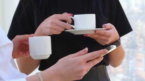 Affärsmän förhandlar över en kopp kaffe. — Stockvideo