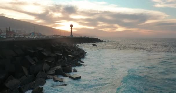 Flygfoto. Bryta vågor och kubikvågsbrytare i Puerto de la Cruz stad på Teneriffa, Kanarieöarna, Atlanten, Spanien. — Stockvideo