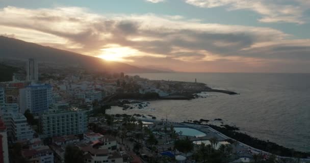 Puerto de la Cruz tatil beldelerinin hava manzarası ve gün batımında deniz dalgalarıyla çevrili havuzlar, Tenerife, Kanarya adaları, İspanya. — Stok video
