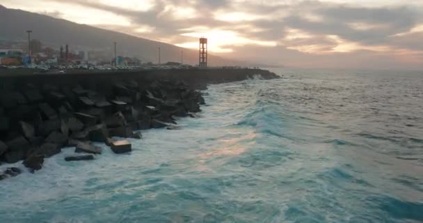 Vista aérea. Rompiendo olas y rompiendo olas cúbicas en la ciudad de Puerto de la Cruz en la isla de Tenerife, Islas Canarias, Océano Atlántico, España. — Vídeo de stock