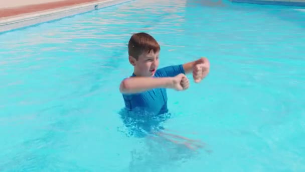 Adolescente na piscina com rosto molhado e dança do cabelo. — Vídeo de Stock