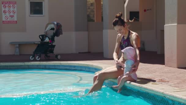 Щаслива мама і дитина даузер сидять в басейні на боці . — стокове відео