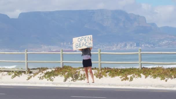 Sudáfrica, Ciudad del Cabo, 30 de enero de 2021: Protesta. Playas cerradas. Covid-19 Lockdown Playas vacías en Blouberg, Ciudad del Cabo. — Vídeos de Stock