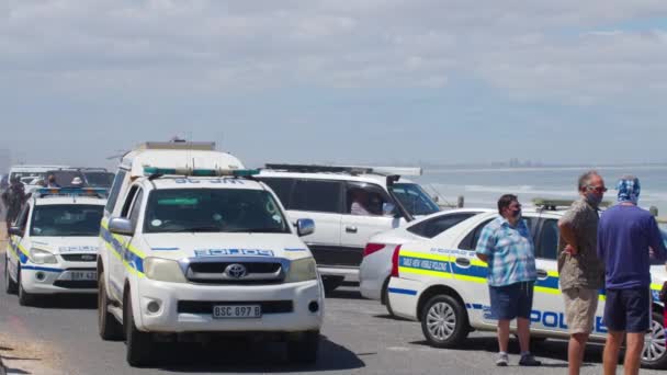 Zuid-Afrika, Kaapstad, 30 januari 2021: Protest. Gesloten stranden. Covid-19 Lockdown Lege stranden in Blouberg, Kaapstad. — Stockvideo