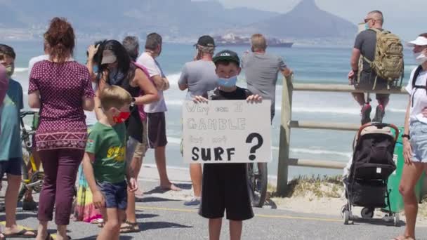 Zuid-Afrika, Kaapstad, 30 januari 2021: Protest. Gesloten stranden. Covid-19 Lockdown Lege stranden in Blouberg, Kaapstad. — Stockvideo