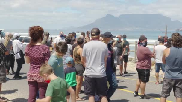 Sydafrika, Kapstaden, 30 januari 2021: Protest. Stängda stränder. Covid-19 Lockdown Tomma stränder i Blouberg, Kapstaden. — Stockvideo