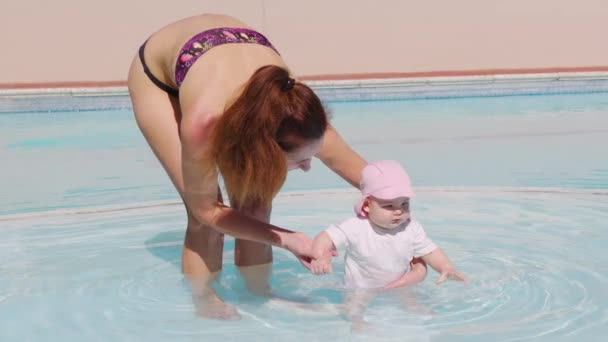 Šťastná matka s dítětem se zábavou v bazénu. Zdravý životní styl, aktivní rodič, lekce plavání ve venkovním bazénu s dítětem. — Stock video
