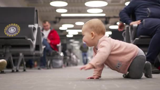 Kleines Mädchen krabbelt in der Flughafenlounge. — Stockvideo