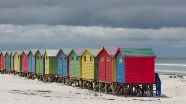 Kleurrijke strandhutten bij Muizenberg bij Kaapstad, Zuid-Afrika. — Stockvideo