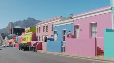 Güney Afrika 'nın Cape kasabasındaki Bo-Kaap bölgesindeki renkli evlerin görüntüsü.