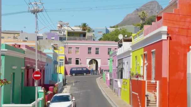 Vista de casas coloridas na área muçulmana Bo-Kaap, na Cidade do Cabo, África do Sul. — Vídeo de Stock