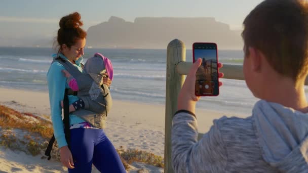 Hijo fotografías mamá y el niño contra el telón de fondo de la montaña de la mesa al atardecer, Sudáfrica. — Vídeo de stock