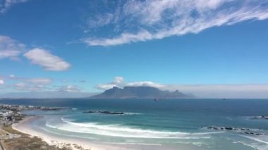 Gyperlapse. Gün batımında masanın tepesinde bulutlar ve Güney Afrika 'daki Cape Town şehri..