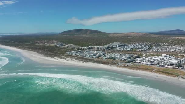 CAPE TOWN, SOUTH AFRICA - Aerial moving along the shore eline of Big Bay, Cape Town, Dél-Afrika. — Stock videók