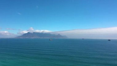 Gyperlapse. Gün batımında masanın tepesinde bulutlar ve Güney Afrika 'daki Cape Town şehri..