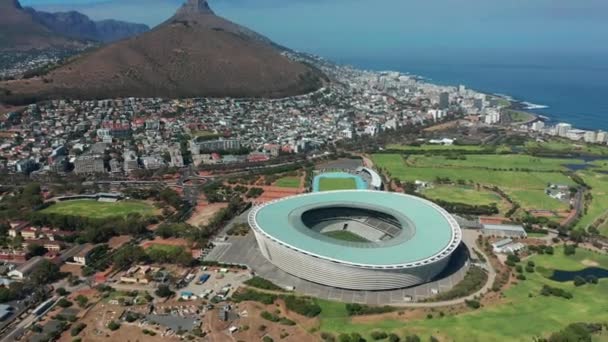 Covid-19 Lockdown Stadio di calcio vuoto Aerial a Città del Capo Sud Africa. — Video Stock