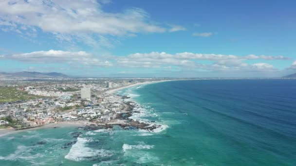 CAPE TOWN, JIŽNÍ AFRICA - Letectví pohybující se podél pobřeží Big Bay, Kapské Město, Jihoafrická republika. — Stock video