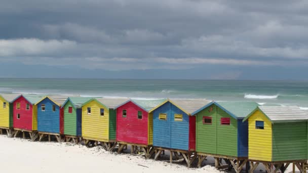 Kleurrijke strandhutten bij Muizenberg bij Kaapstad, Zuid-Afrika — Stockvideo