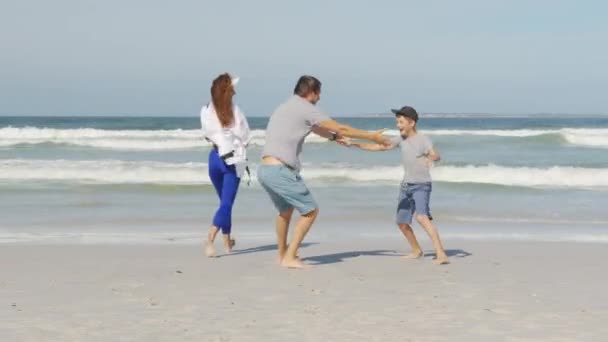 Bonne famille jouer et s'amuser sur la plage océan. Au ralenti. Famille, liberté et voyage concept. — Video