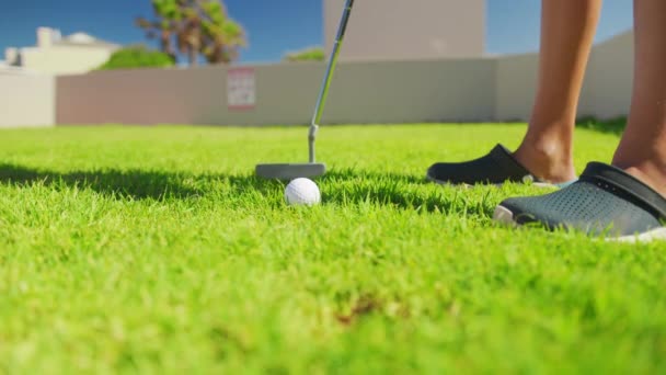 Umieszczenie Golf Ball na zieleni w polu golfowym uderzając piłkę golfową do dołka na wynik Birdie, sport zrelaksować się w wakacje wakacje. — Wideo stockowe