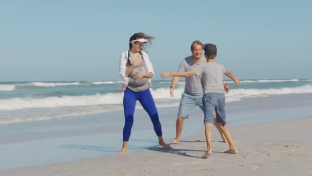 Bonne famille jouer et s'amuser sur la plage océan. Au ralenti. Famille, liberté et voyage concept. — Video