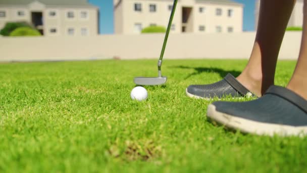 Gros plan du bâton de golf qui frappe une balle de golf. — Video