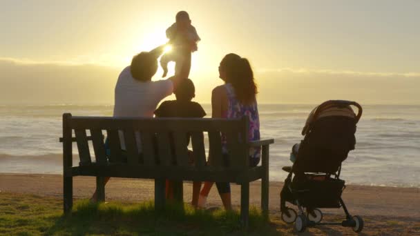 Šťastné rodinné dítě při západu slunce. Lidé v parku koncept máma táta dcera a syn radostný. Šťastná rodina a malé děti zábavné léto. Koncept dětských snů. — Stock video