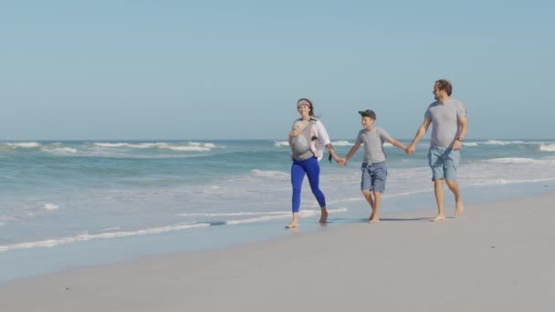 Joyeux famille marchant sur la plage océan. — Video