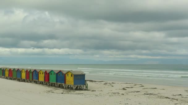 Tijdsverloop. Kleurrijke strandhutten bij Muizenberg bij Kaapstad, Zuid-Afrika. — Stockvideo