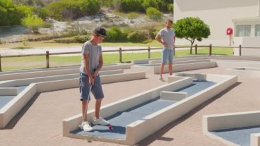 Oğlumla kavga ettim. Mini Golf 'de günışığında eğleniyordum..