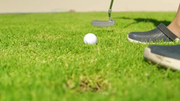 Sätta golfboll på grönt i golfbana slå golfbollen till hål för birdie poäng, sport koppla av på semester. — Stockvideo