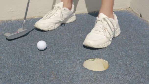 Primer plano del palo de golf golpeando una pelota de golf - Mini golf. — Vídeo de stock