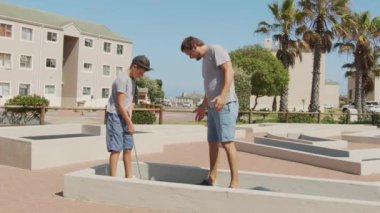 Oğlumla kavga ettim. Mini Golf 'de günışığında eğleniyordum..