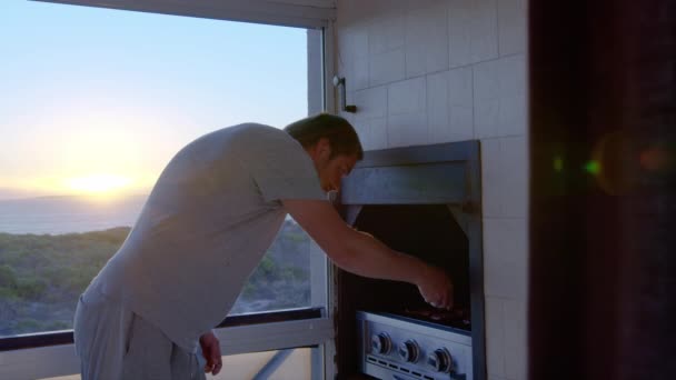 Un tânăr la grătar fripturi delicioase pe grătar la grătar . — Videoclip de stoc