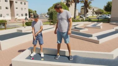 Oğlumla kavga ettim. Mini Golf 'de günışığında eğleniyordum..