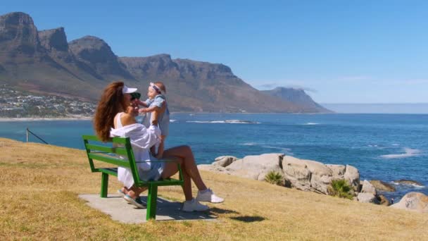 Mor promenader med liten dotter och son, Kapstaden, Sydafrika. — Stockvideo