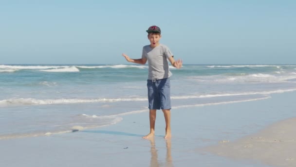 Rolig pojke poserar dans på stranden har roligt och positiva känslor slowmo. Skrattande manliga barn glädje visar dans koppla av på havet stranden på semester. — Stockvideo