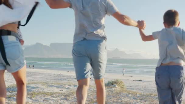 Bonne famille jouer et s'amuser sur la plage au coucher du soleil. Au ralenti. Famille, liberté et voyage concept. — Video