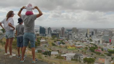 Aile dağdan Cape Town 'a bakıyor..