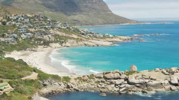 Die südafrikanische Stadt Kapstadt ist eine der malerischsten Städte der Welt. Zeitraffer. Luftaufnahme. — Stockvideo