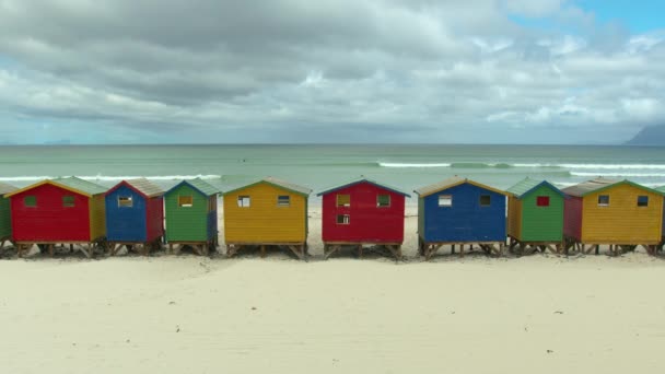 Kleurrijke strandhutten met hightech zonnepaneel te Muizenberg bij Kaapstad, Zuid-Afrika. — Stockvideo