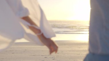 Mutlu bir aile gün batımında sahilde oynuyor ve eğleniyor. Ağır çekim. Aile, Özgürlük ve Seyahat konsepti.