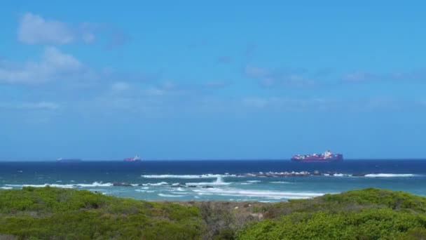 Timelapse vista al mar. Grandes buques portacontenedores en el horizonte. — Vídeos de Stock