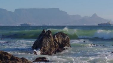 Okyanustaki dalgaların manzarası, Cape Town, Güney Afrika.